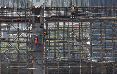 Pekerja menyelesaikan pembangunan gedung bertingkat di Jakarta, Jumat (27/8/2021).