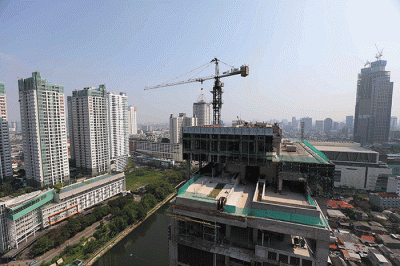 Pekerja menyelesaikan pembangunan gedung bertingkat di Jakarta, Jumat (27/8/2021).
