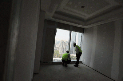 Petugas mengawasi pelaksanaan pembangunan Tower Sky57 Apartemen Fifty Seven Promenade, di Jakarta, Jumat (27/8/2021).