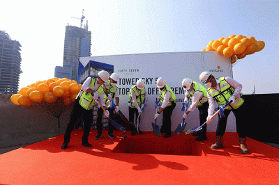 Petugas mengawasi pelaksanaan pembangunan Tower Sky57 Apartemen Fifty Seven Promenade, di Jakarta, Jumat (27/8/2021).
