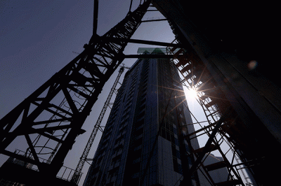 Petugas mengawasi pelaksanaan pembangunan Tower Sky57 Apartemen Fifty Seven Promenade, di Jakarta, Jumat (27/8/2021).
