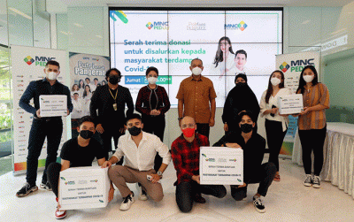 Ketua MNC Peduli Syafril Nasution menerima secara simbolis bantuan sembako dari Head Drama 1 MNC Pictures Rista Ferina di Jakarta, Jumat (27/8/2021).