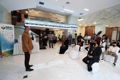 Ketua MNC Peduli Syafril Nasution menerima secara simbolis bantuan sembako dari Head Drama 1 MNC Pictures Rista Ferina di Jakarta, Jumat (27/8/2021).