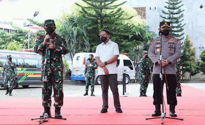 Panglima TNI Marsekal TNI Hadi Tjahjanto meninjau kesiapan tempat Isoter terapung bagi masyarakat Jayapura di Pelabuhan Jayapura, Jumat (27/8/2021).