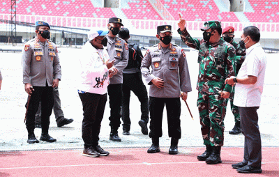 Panglima TNI Marsekal TNI Hadi Tjahjanto meninjau kesiapan tempat Isoter terapung bagi masyarakat Jayapura di Pelabuhan Jayapura, Jumat (27/8/2021).