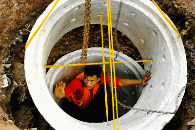 Pekerja sedang menyelesaikan pembuatan drainase vertikal atau sumur resapan di trotoar jalan Gatot Subroto, Jakarta Selatan, Jumat (27/8/2021).