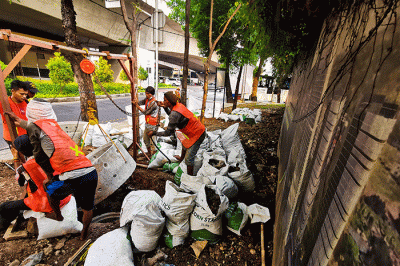Pekerja sedang menyelesaikan pembuatan drainase vertikal atau sumur resapan di trotoar jalan Gatot Subroto, Jakarta Selatan, Jumat (27/8/2021).