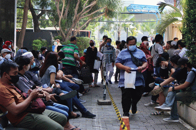 Vaksinator menyuntikkan vaksin Covid-19 tahap 2 kepada warga di MNC Center, Kebon Sirih, Jakarta, Jumat (27/8/2021).