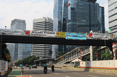 Pekerja menyelesaikan pembangunan Jembatan Penyebrangan Sepeda sekaligus JPO di Jalan Sudirman, Karet Tengsin, Jakarta Pusat, Sabtu (28/8/2021).