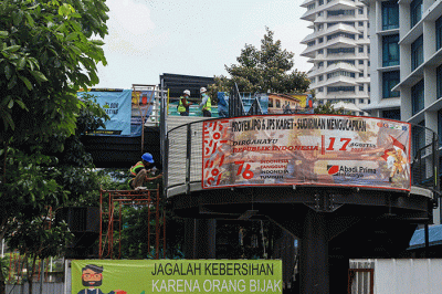 Pekerja menyelesaikan pembangunan Jembatan Penyebrangan Sepeda sekaligus JPO di Jalan Sudirman, Karet Tengsin, Jakarta Pusat, Sabtu (28/8/2021).