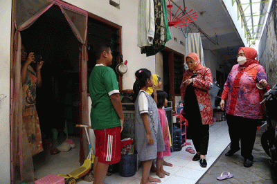 Menteri Ketenagakerjaan Ida Fauziyah berbincang dengan salah satu pekerja penerima Bantuan Subsidi Upah di Surabaya, Jawa Timur, Sabtu (28/8/2021).