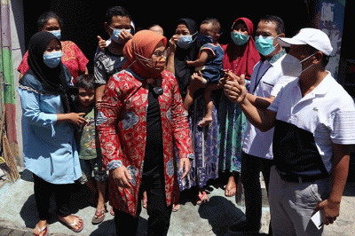 Menteri Ketenagakerjaan Ida Fauziyah berbincang dengan salah satu pekerja penerima Bantuan Subsidi Upah di Surabaya, Jawa Timur, Sabtu (28/8/2021).