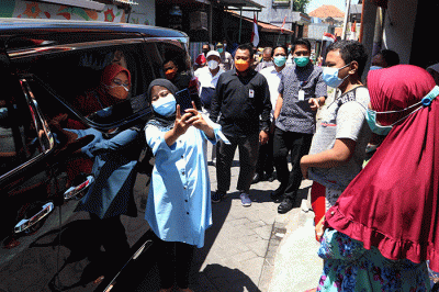 Menteri Ketenagakerjaan Ida Fauziyah berbincang dengan salah satu pekerja penerima Bantuan Subsidi Upah di Surabaya, Jawa Timur, Sabtu (28/8/2021).