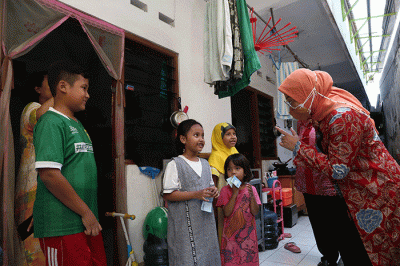 Menteri Ketenagakerjaan Ida Fauziyah berbincang dengan salah satu pekerja penerima Bantuan Subsidi Upah di Surabaya, Jawa Timur, Sabtu (28/8/2021).