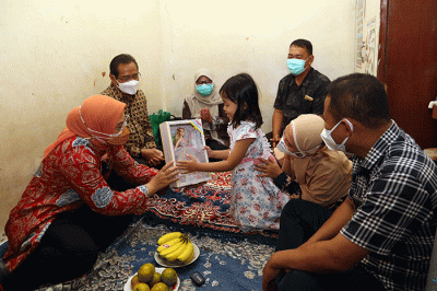 Menteri Ketenagakerjaan Ida Fauziyah berbincang dengan salah satu pekerja penerima Bantuan Subsidi Upah di Surabaya, Jawa Timur, Sabtu (28/8/2021).