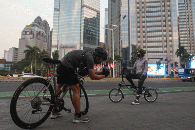 Warga saat berolahraga di trotoar jalan kawasan Sudirman, Jakarta Pusat, Sabtu (28/8/2021).