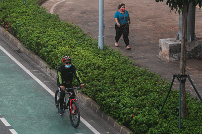 Warga saat berolahraga di trotoar jalan kawasan Sudirman, Jakarta Pusat, Sabtu (28/8/2021).