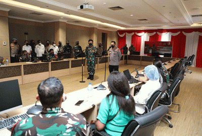 Panglima TNI Marsekal TNI Hadi Tjahjanto memimpin diskusi dan tatap muka bersama Forkopimda Kabupaten Merauke di Kantor Bupati Merauke, Jumat (27/8/2021).