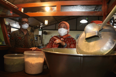 Menteri Ketenagakerjaan Ida Fauziyah mampir ke kedai Soto Ayam Cak Har di kawasan Jl. Ir Soekarno Hatta Surabaya, Jawa Timur, Sabtu (28/8/2021).