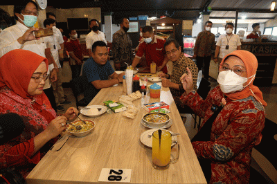 Menteri Ketenagakerjaan Ida Fauziyah mampir ke kedai Soto Ayam Cak Har di kawasan Jl. Ir Soekarno Hatta Surabaya, Jawa Timur, Sabtu (28/8/2021).