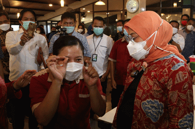 Menteri Ketenagakerjaan Ida Fauziyah mampir ke kedai Soto Ayam Cak Har di kawasan Jl. Ir Soekarno Hatta Surabaya, Jawa Timur, Sabtu (28/8/2021).