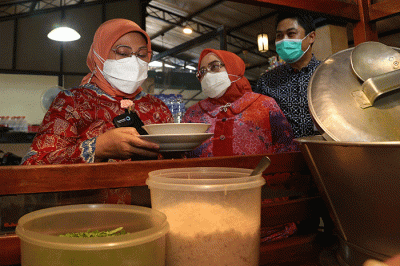 Menteri Ketenagakerjaan Ida Fauziyah mampir ke kedai Soto Ayam Cak Har di kawasan Jl. Ir Soekarno Hatta Surabaya, Jawa Timur, Sabtu (28/8/2021).