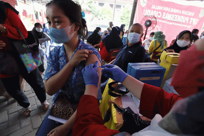 Warga disuntik vaksin jenis Pfizer di halaman sekolah SDN Kreo 5, Cipadu, Larangan, Tangerang, Banten, Sabtu (28/8/2021).