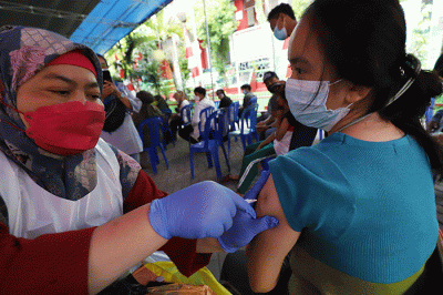 Warga disuntik vaksin jenis Pfizer di halaman sekolah SDN Kreo 5, Cipadu, Larangan, Tangerang, Banten, Sabtu (28/8/2021).