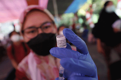 Warga disuntik vaksin jenis Pfizer di halaman sekolah SDN Kreo 5, Cipadu, Larangan, Tangerang, Banten, Sabtu (28/8/2021).