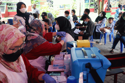 Warga disuntik vaksin jenis Pfizer di halaman sekolah SDN Kreo 5, Cipadu, Larangan, Tangerang, Banten, Sabtu (28/8/2021).