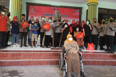 Alumni Akpol Tahun 1992 Batalyon Pratisara Wirya menggelar baksos untuk warga di Kelurahan Lamper Kota Semarang, Jawa Tengah, Senin (30/8/2021).