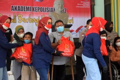 Alumni Akpol Tahun 1992 Batalyon Pratisara Wirya menggelar baksos untuk warga di Kelurahan Lamper Kota Semarang, Jawa Tengah, Senin (30/8/2021).