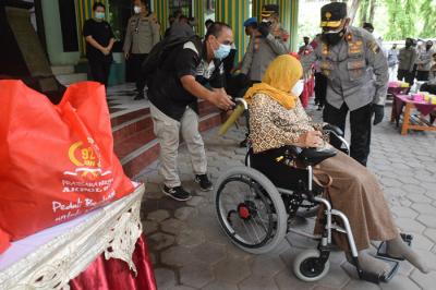 Alumni Akpol Tahun 1992 Batalyon Pratisara Wirya menggelar baksos untuk warga di Kelurahan Lamper Kota Semarang, Jawa Tengah, Senin (30/8/2021).
