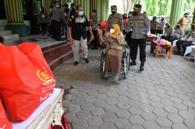 Alumni Akpol Tahun 1992 Batalyon Pratisara Wirya menggelar baksos untuk warga di Kelurahan Lamper Kota Semarang, Jawa Tengah, Senin (30/8/2021).
