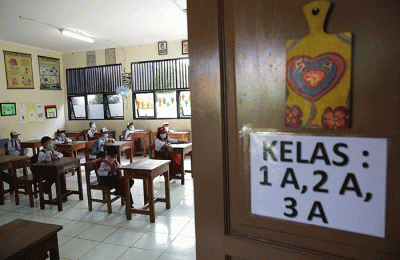 Sejumlah siswa mengikuti pembelajaran tatap muka di SDN Pondok Labu 14 Pagi, Jakarta Selatan, Senin (30/8/2021).