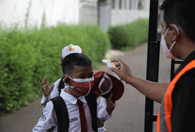 Sejumlah siswa mengikuti pembelajaran tatap muka di SDN Pondok Labu 14 Pagi, Jakarta Selatan, Senin (30/8/2021).
