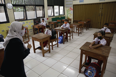 Sejumlah siswa mengikuti pembelajaran tatap muka di SDN Pondok Labu 14 Pagi, Jakarta Selatan, Senin (30/8/2021).