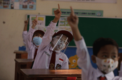 Sejumlah siswa mengikuti pembelajaran tatap muka di SDN Pondok Labu 14 Pagi, Jakarta Selatan, Senin (30/8/2021).