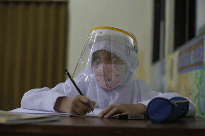 Sejumlah siswa mengikuti pembelajaran tatap muka di SDN Pondok Labu 14 Pagi, Jakarta Selatan, Senin (30/8/2021).