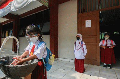 Suasana uji coba Pembelajaran Tatap Muka (PTM) hari pertama di SDN Cipinang Melayu 08, Jakarta Timur, Senin (30/8/2021).