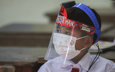 Suasana uji coba Pembelajaran Tatap Muka (PTM) hari pertama di SDN Cipinang Melayu 08, Jakarta Timur, Senin (30/8/2021).