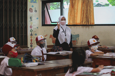 Suasana uji coba Pembelajaran Tatap Muka (PTM) hari pertama di SDN Cipinang Melayu 08, Jakarta Timur, Senin (30/8/2021).