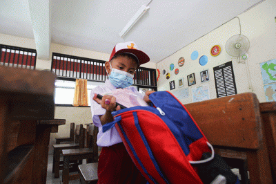 Suasana uji coba Pembelajaran Tatap Muka (PTM) hari pertama di SDN Cipinang Melayu 08, Jakarta Timur, Senin (30/8/2021).