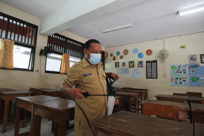 Suasana uji coba Pembelajaran Tatap Muka (PTM) hari pertama di SDN Cipinang Melayu 08, Jakarta Timur, Senin (30/8/2021).