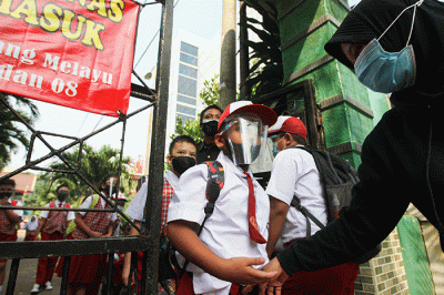 Suasana uji coba Pembelajaran Tatap Muka (PTM) hari pertama di SDN Cipinang Melayu 08, Jakarta Timur, Senin (30/8/2021).