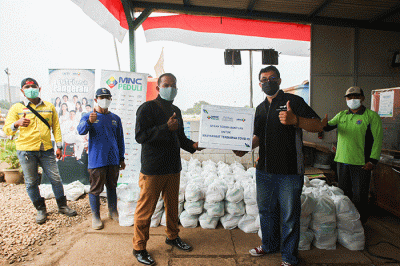 Head of CSR MNC Group Tengku Hafid memberikan paket sembako ke perwakilan petugas pemakaman jenazah Covid-19 di TPU Rorotan, Jakarta Utara, Senin (30/8/2021).