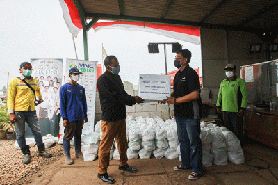 Head of CSR MNC Group Tengku Hafid memberikan paket sembako ke perwakilan petugas pemakaman jenazah Covid-19 di TPU Rorotan, Jakarta Utara, Senin (30/8/2021).