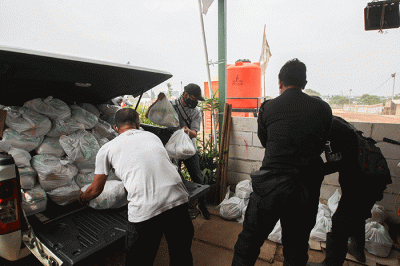Head of CSR MNC Group Tengku Hafid memberikan paket sembako ke perwakilan petugas pemakaman jenazah Covid-19 di TPU Rorotan, Jakarta Utara, Senin (30/8/2021).