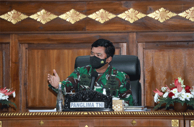 Panglima TNI Marsekal TNI Hadi Tjahjanto memimpin diskusi terkait penanganan Covid-19 di Kantor Gubernur Bali, Minggu (29/8/2021).