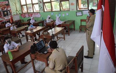 Siswa kelas V saat mengikuti pelaksanaan pembelajaran tatap muka terbatas di SDN Bulusan Tembalang, Kota Semarang, Jawa Tengah, Senin (30/8/2021).